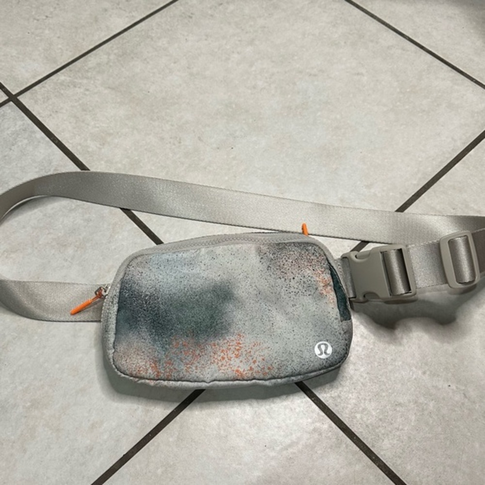 Lululemon Everywhere Belt Bag Spray‎ Camo